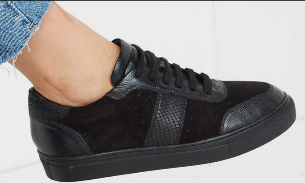 Женские кожаные кроссовки.