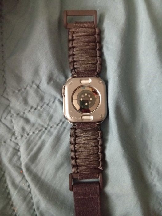 Продавам смарт часовник APPLE WATCH SERIES 11 46mm silver