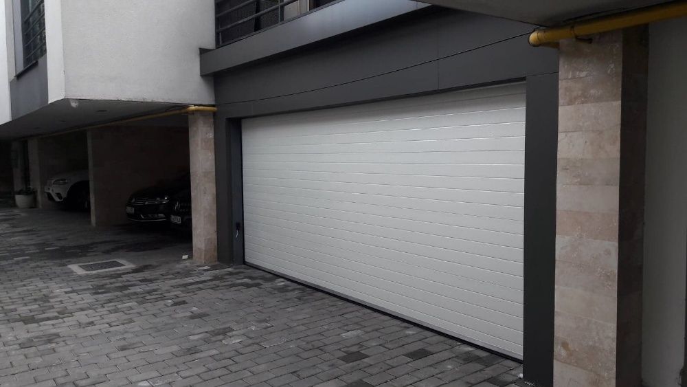 Usa de garaj sectionala izolata de la XPT DOORS 2500L/2000H