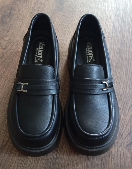 Продам б/у лоферы