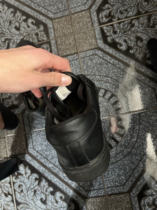 Продават се