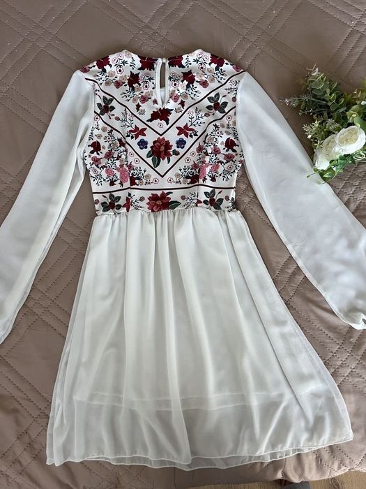 Бяла рокля на цветя размер С