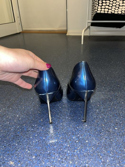 Сини лачени обувки на висок ток