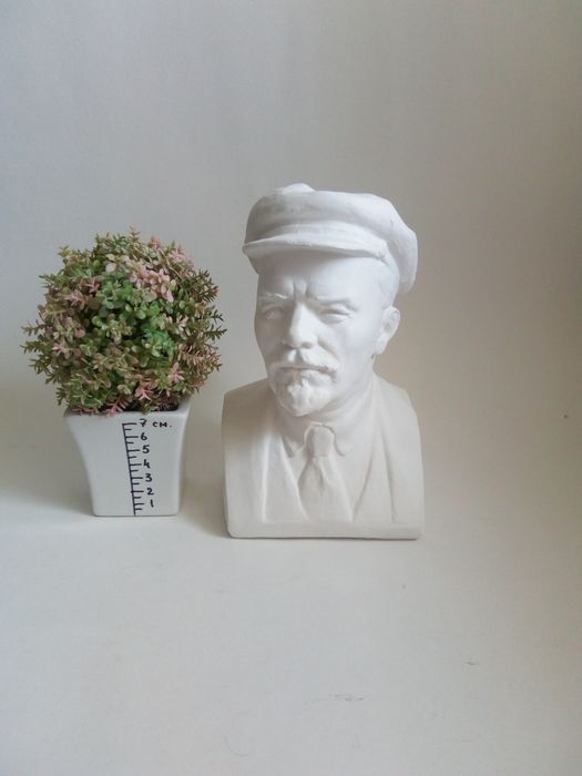 Бюст Владимира Ильича Ленина.