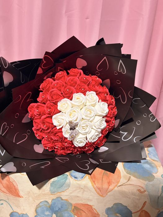 vand buchete de trandafiri