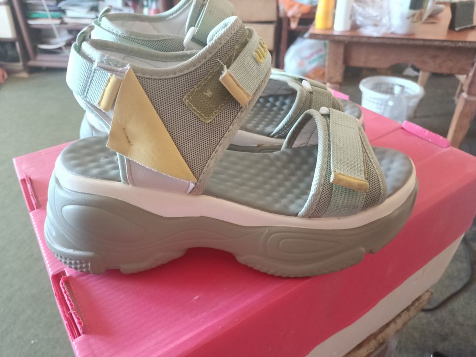 Продам женские босоножки