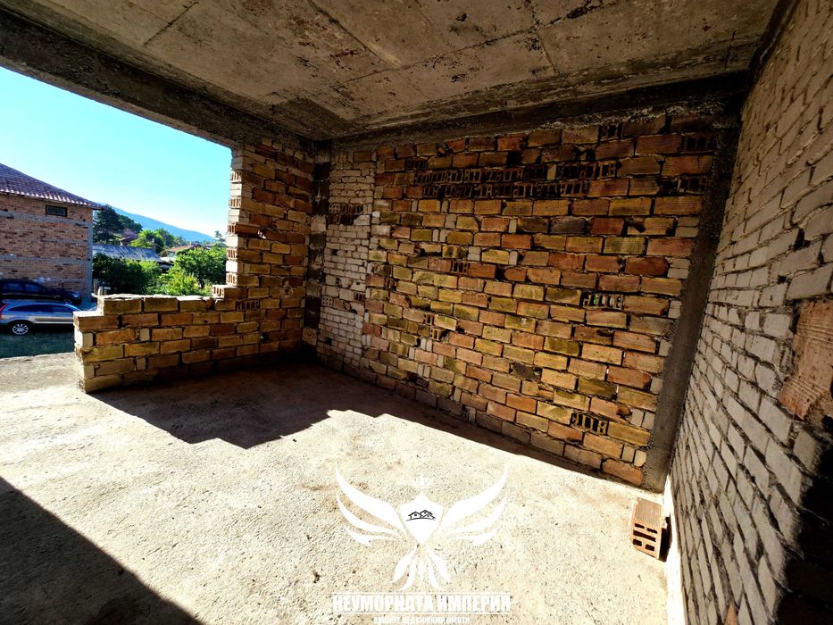 Продавам двуетажна къща 206РЗП и двор 525кв.м. с гараж в с.Тополово