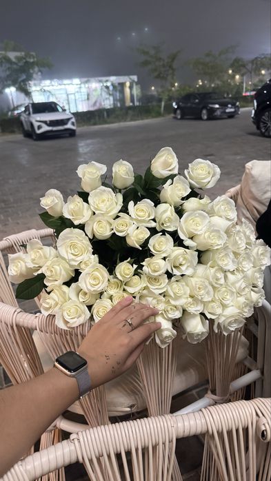 Букет белых роз 51шт
