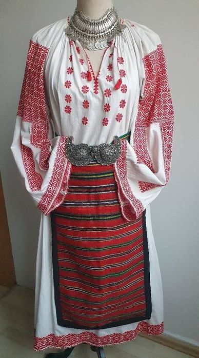 REDUCERE PRET 25%! Costum popular (ie/camasa cu poale, sorturi/catrint