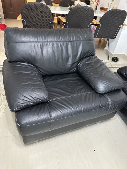 Vând 2 canapele de piele și 1 fotoliu - stare f bună