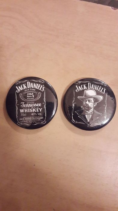 Продам   значки .