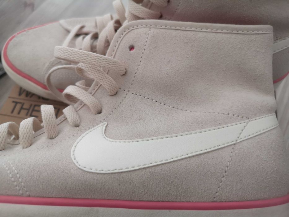 Оригинални дамски кецове Nike