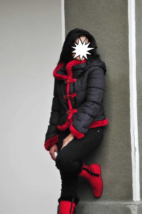 Geaca M dama, scurta neagra cu blanita rosie, gluga