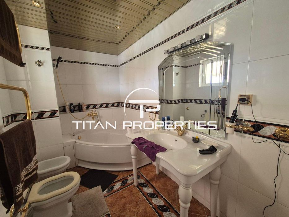 Продава се Тристаен апартамент в Пловдив, Кършияка - 220 кв.м за 2046 €/кв.м - Снимка #12