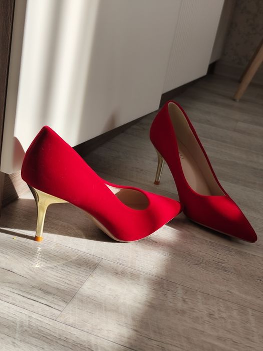 Продам абсолютно новые туфли лодочка