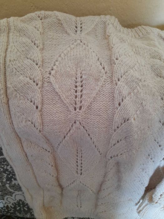 Дамска ръчно плетена вълнена блуза