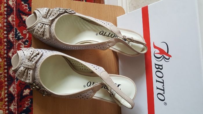 Босоножки кожаные