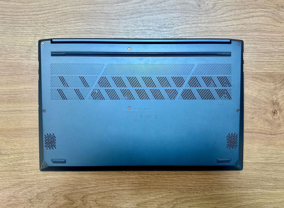 Laptop ASUS din aluminiu cu ecran OLED si sunet Harman Kardon