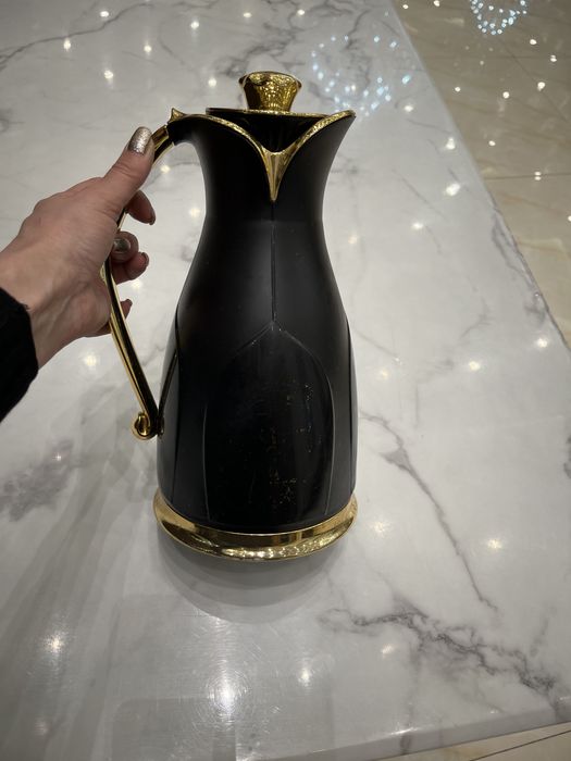 Термочайник черный и белый.