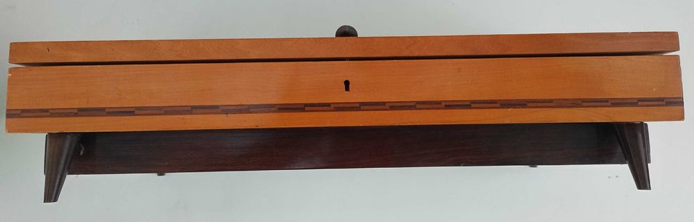 Специална дървена кутия с история, за съхранение на бижута или бижутерия.