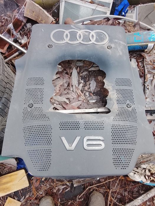 Крышка двигателя Audi A6 C5 и передние рычаги