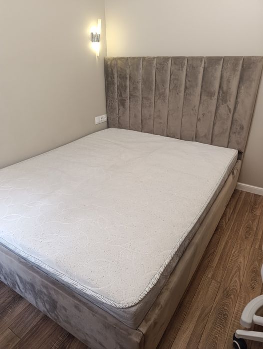 Кровать двуспальная с матрасом