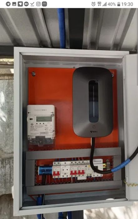 Установка зарядный устройства для электромобиль. И Солнечная панель