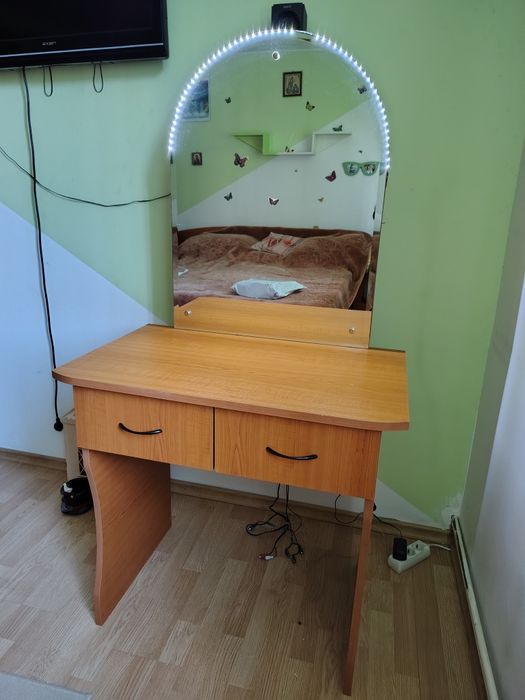 Birou pentru machaj cu sertare ai oglinda
