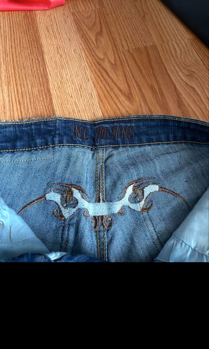 Дамски дънки с лека бродерия