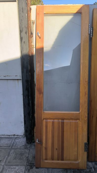 Продам двери деревянные б/у