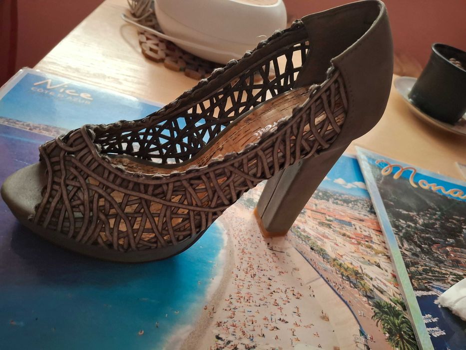 Елегантни дамски обувки