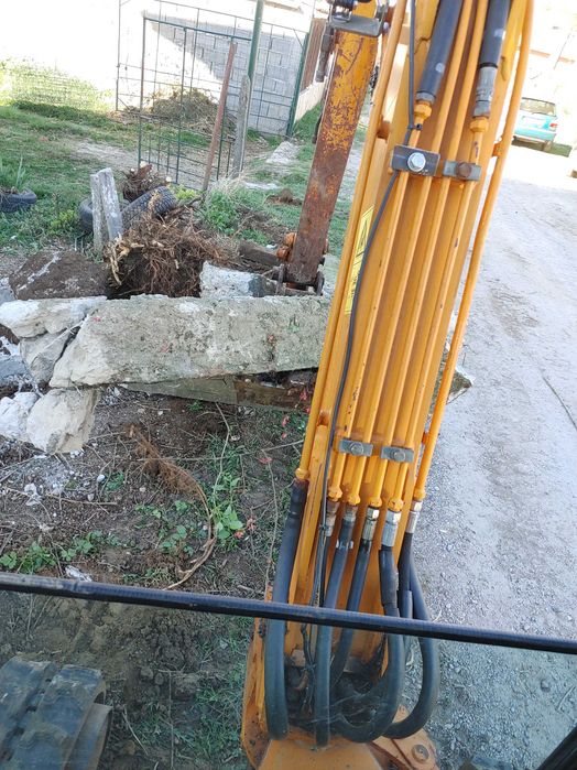 услуги със самосвал ,мини багер ,челен товарач и комбиниран багер