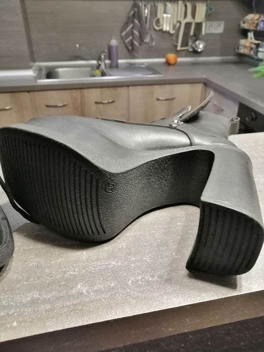 Продавам обуки - боти