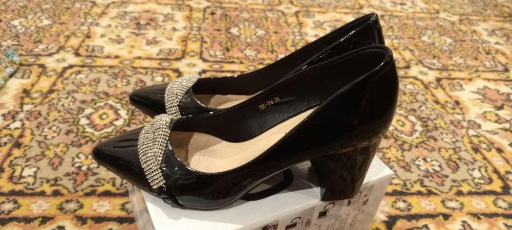 Qora Labutin lakirovanniy tuflilari. Чёрные лакированные туфли Лабутин