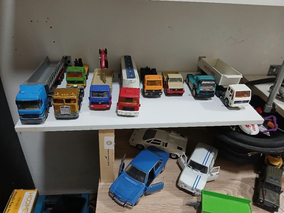 Vând machete metalice