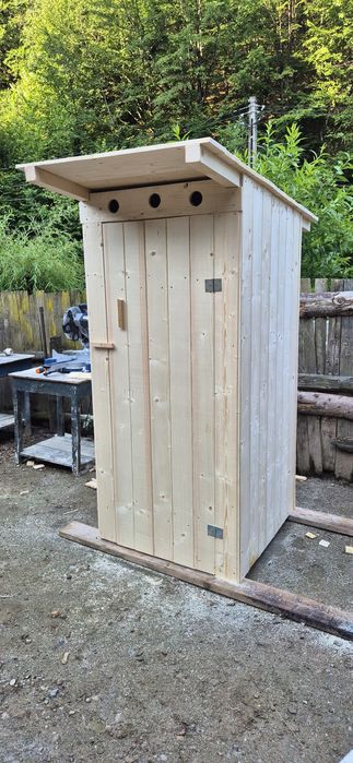 Wc de grădină/ Toaletă de grădină.