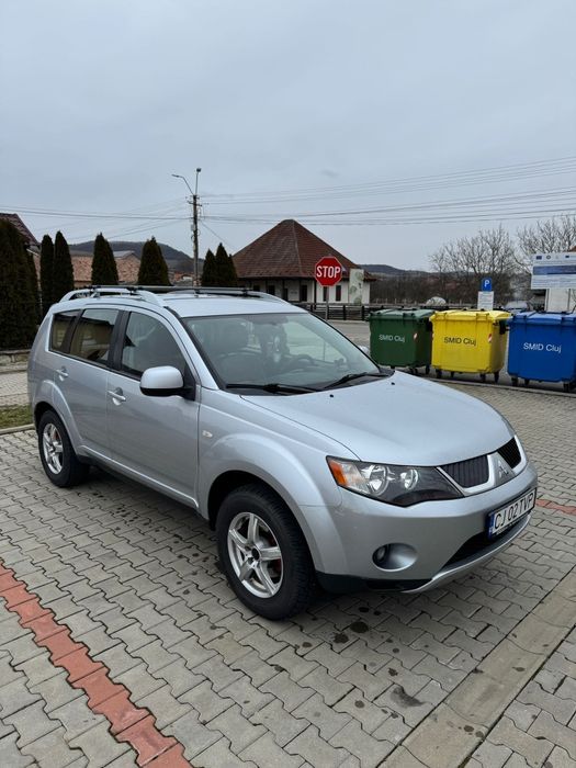 Vând Mitsubishi Outlender