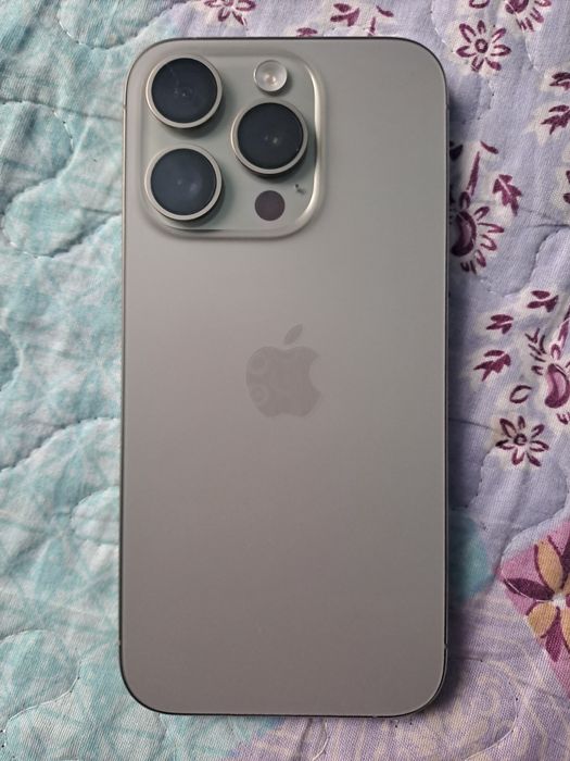 iPhone 15 почти новый