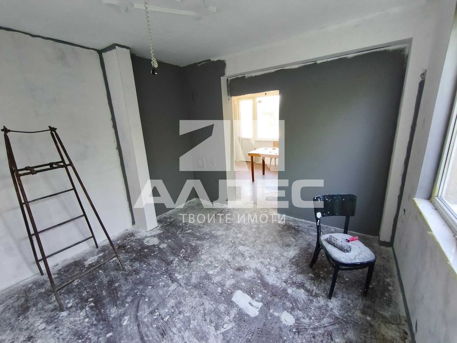 Продава триетажна къща в с. Петърч!