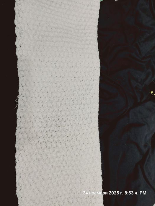 Широк плетен и плътен бял шал