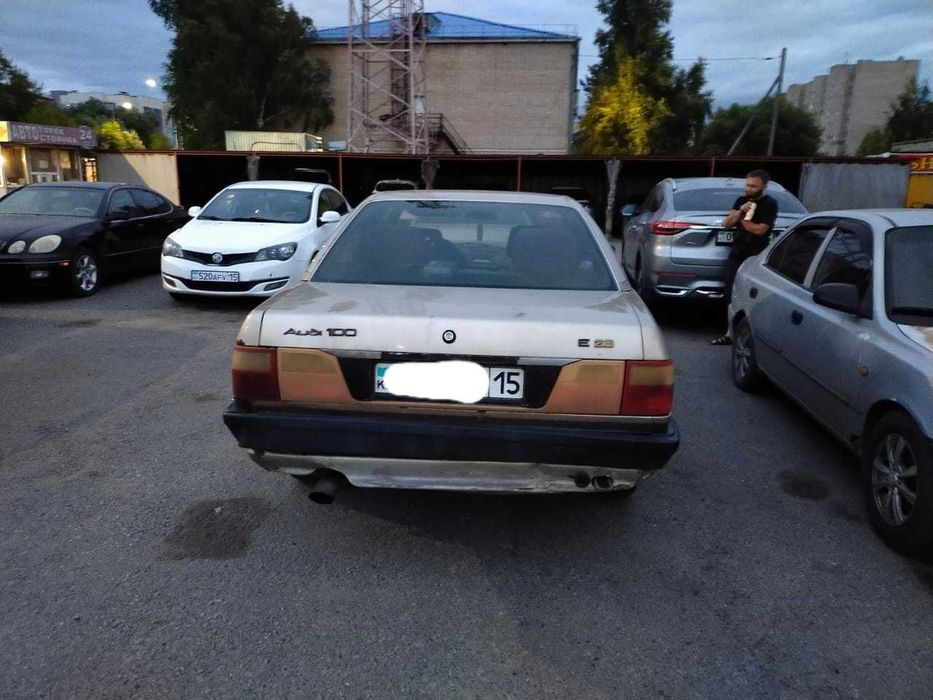 Audi 100 C3 седан (газ бензин)