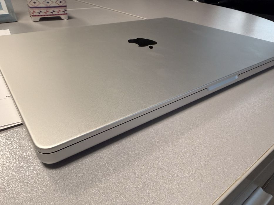Macbook pro M2 16"(2023) 16GB/512