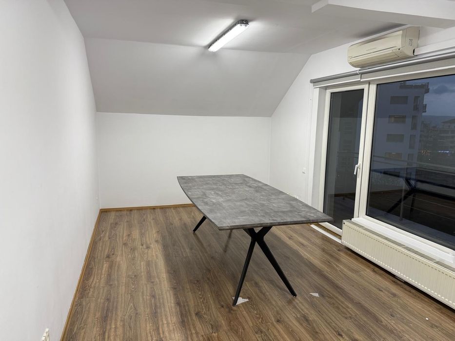 Masă Premium Stil Industrial – Blat Aspect Beton Gri + Picioare Metalice X (Spider)