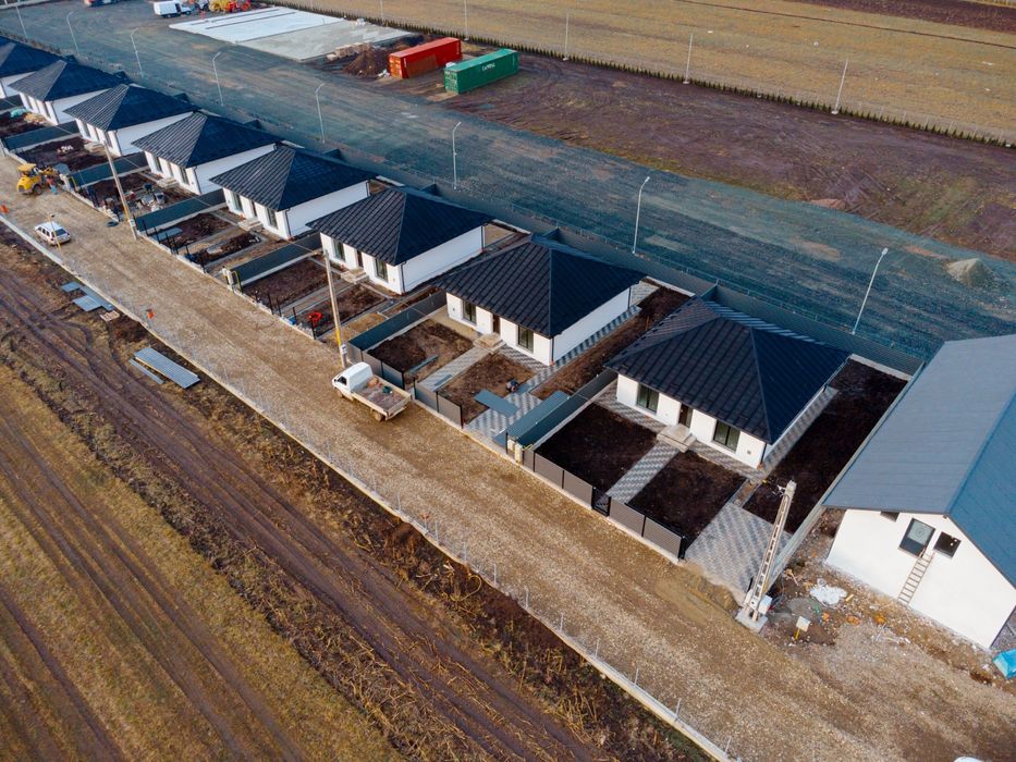 Vand  case individuale la cheie parter 350mp teren