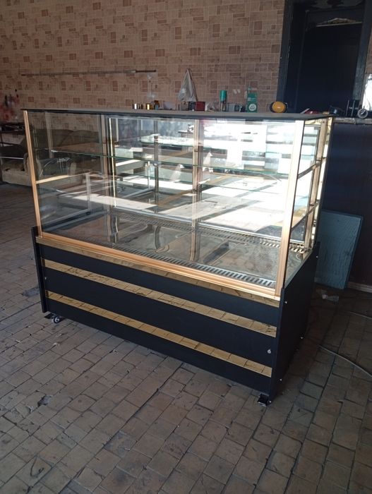 Витрина холодильная для кондитерских изделий