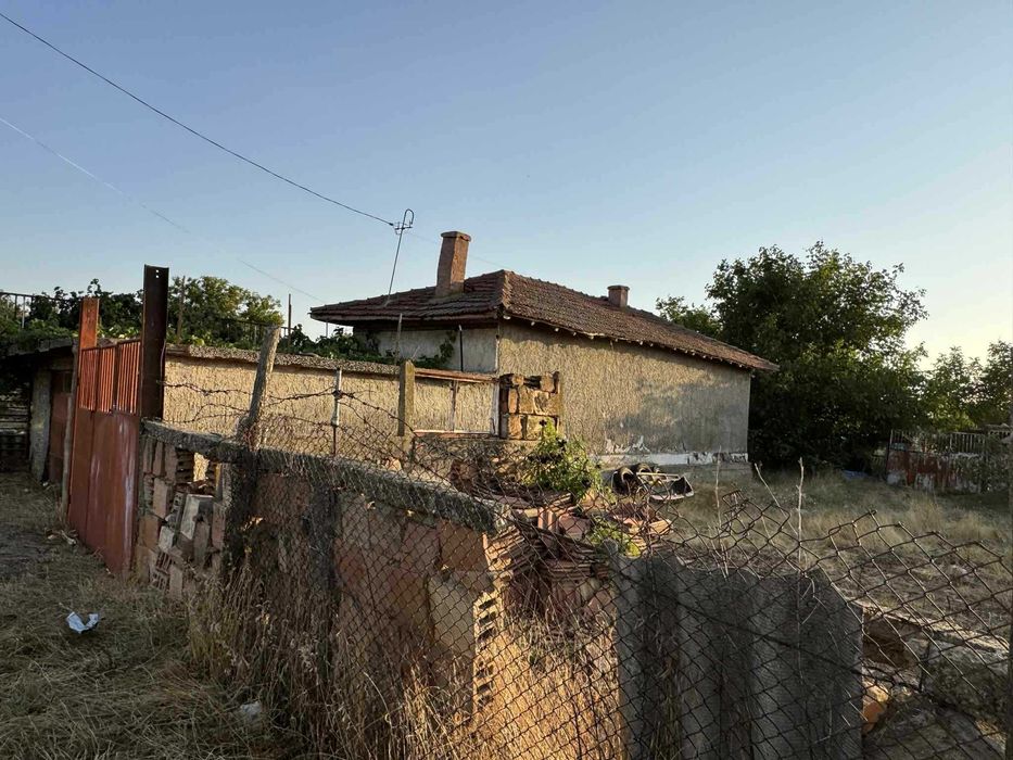 Продавам къща в с.Чернолик с много голям двор