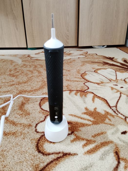 Електрическа четка Oral-B + зарядно (перфектна батерия)
