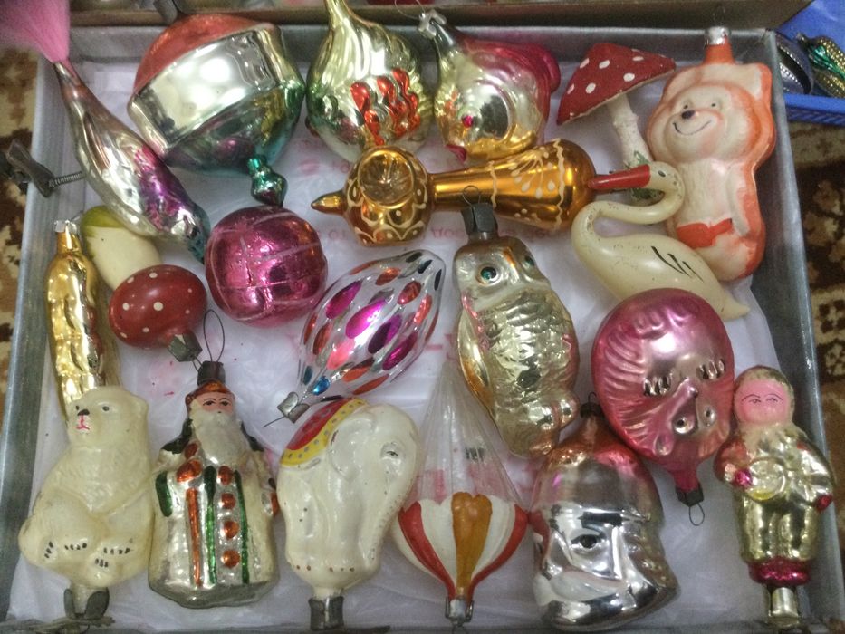 Продаются ёлочные игрушки.