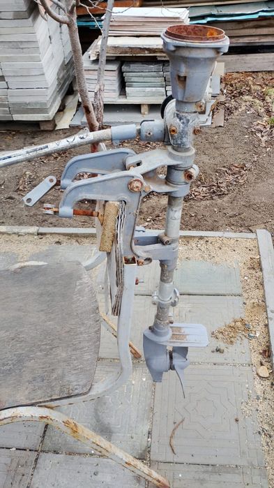 Крепление на тример для моторной лодки;