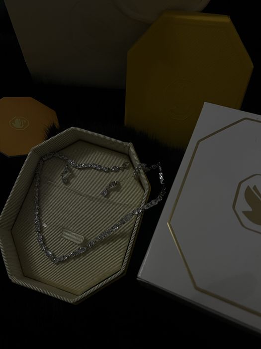 Четири сета на Swarovski